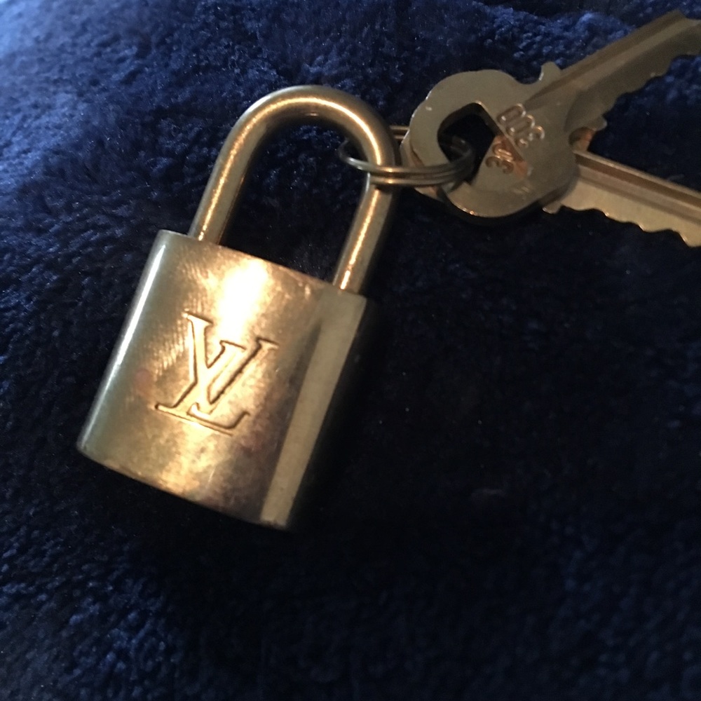 Louis Vuitton luck with two keys